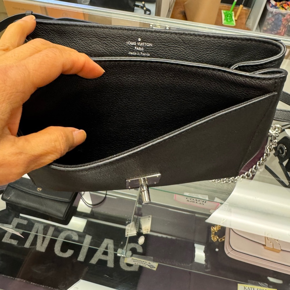 💯% 💯% Authentic Louis Vuitton Calfskin Lockme II Chain Bag BB Black crossbody. - Picture 2 of 8